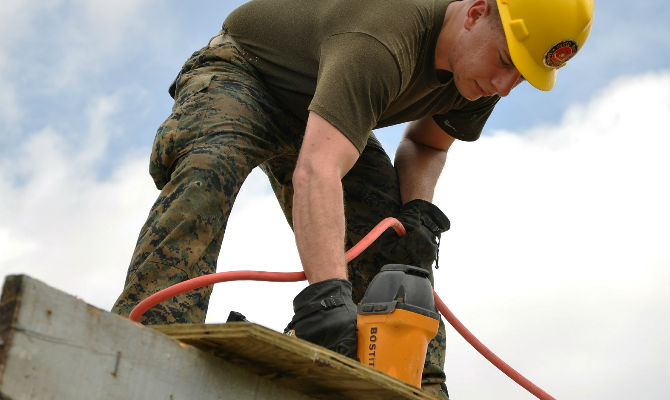 worker-635755_1920 リフォーム会社